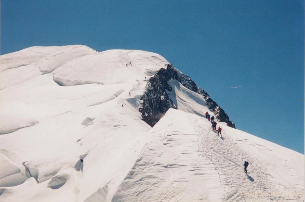 Subiendo al Mont Blanc, a la izquierda su cima